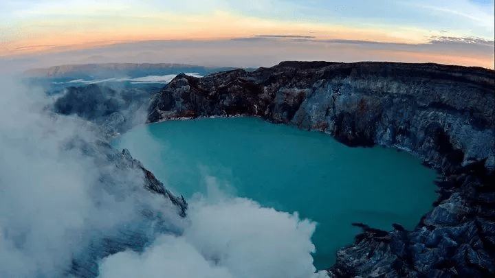 这个湖的名字叫做伊真火山湖,它位于印度尼西亚爪哇岛东部,就靠近伊真