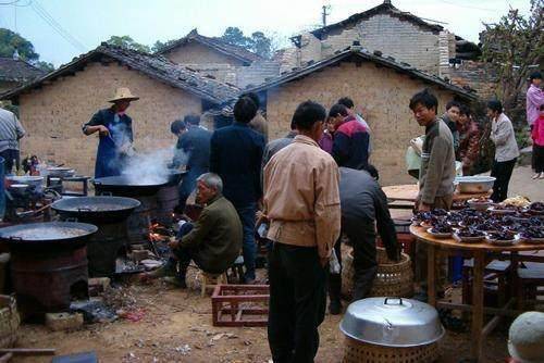 农村吃席乱象,大鱼大肉一上桌大妈就抢着打包,为何没人管?