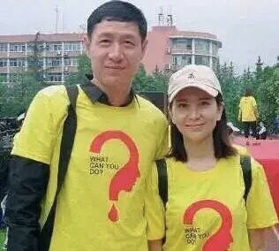 2001年,国足黎兵和妻子梁爽离婚,净身出户,转身便娶了歌手甘萍.