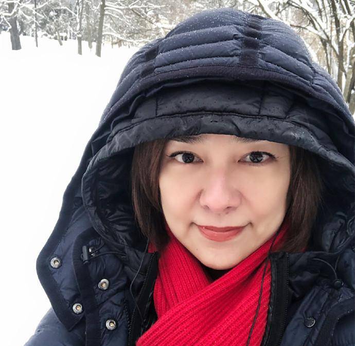 《英雄本色》女主退圈24年罕露面,嫁富商当吴奇隆干妈生活幸福_朱宝意