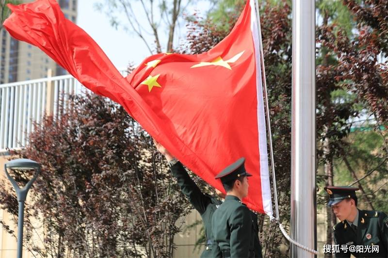 在61363部队国旗护卫队的护送下,国歌声响起,五星红旗在蓝天中冉冉