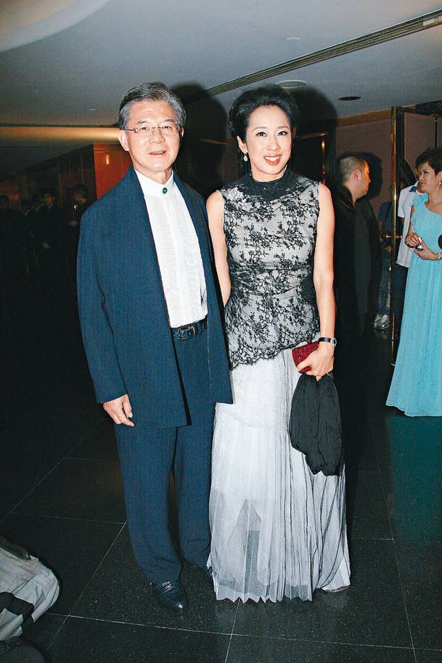 罗康瑞凭什么征服朱玲玲?一年在中国收租20亿,手握数百亿现金