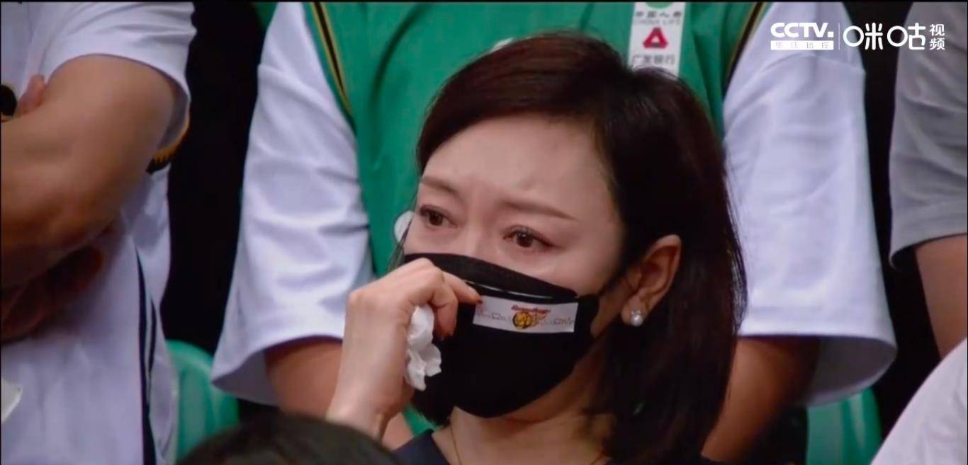 cba花絮:郭艾伦先笑后哭;巩晓彬打脸;"胡明轩妈妈美"上热搜