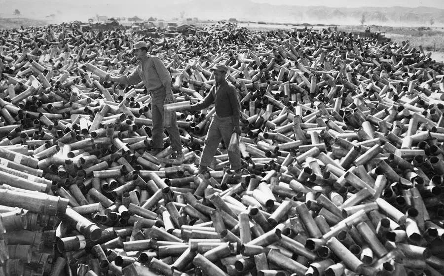 1952年朝鲜战争中被轰炸的一个敌方阵地上,被遗弃的炮弹. 06