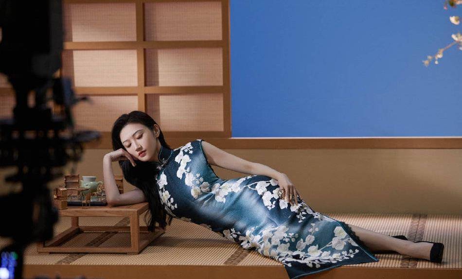 戴王冠的景甜,不如穿旗袍的景甜,你赞同吗?