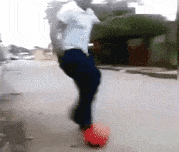 搞笑gif:大爷,虽然大妈唱的不好,但也不用跳楼啊!