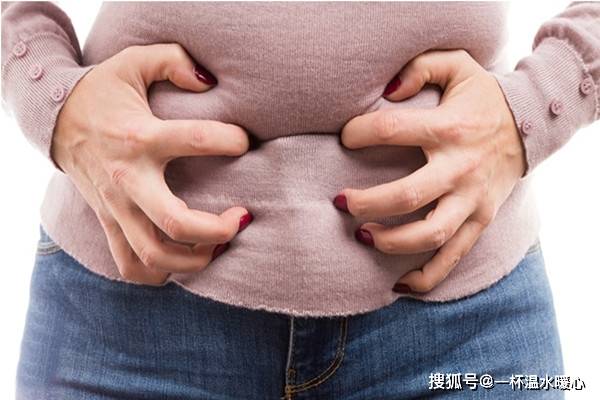 胃部膨胀的幅度过大,腹部肌肉不足等原因,使得从外观上也看得到肚子