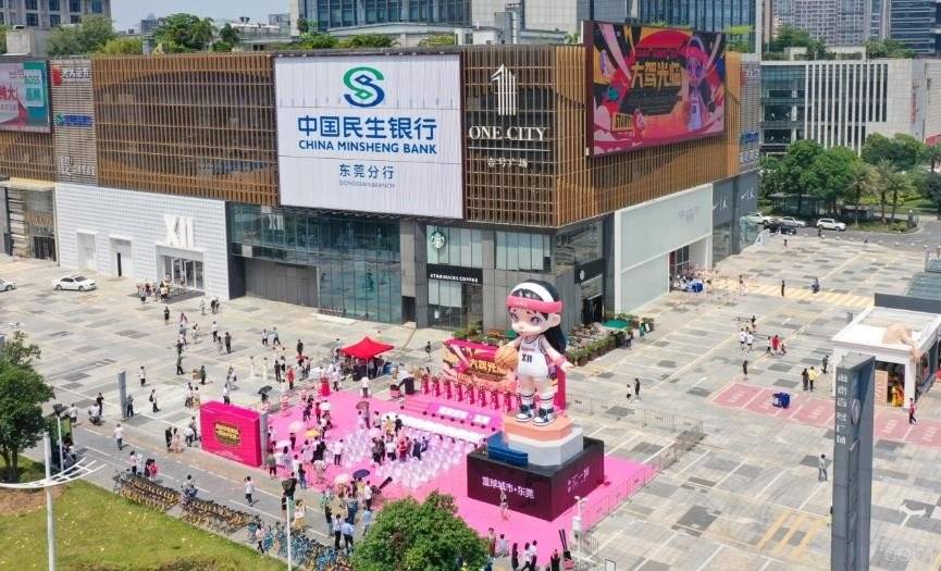 原创刷新中国原创潮玩ip纪录超大体laura雕塑登陆东莞海德汇一城