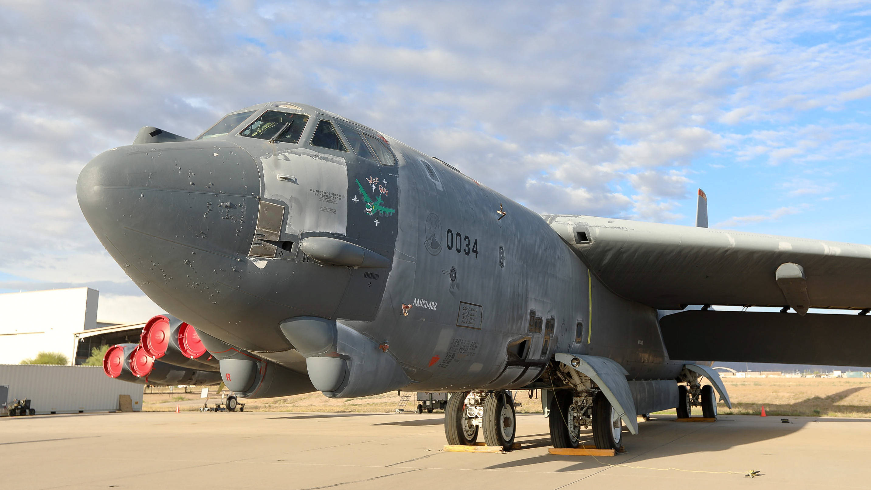 他去了廷克空军基地,回到了北达科他州米诺特空军基地的第五轰炸机