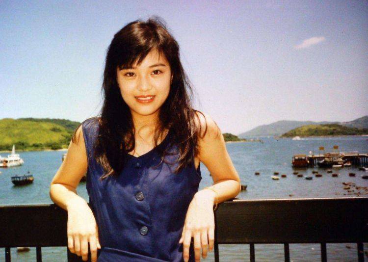 原创她是90年代的流行歌手,因嫌弃男友太穷而错失影帝,49岁生活艰难
