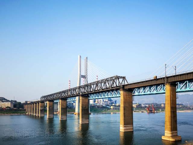 鱼洞长江大桥,重庆唯一可观火车与轮船竞速,汽车和轻轨赛跑的桥