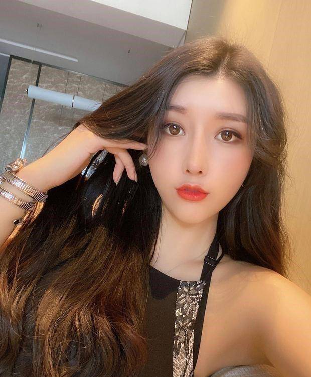 原创"中国卡戴珊"刘太阳,旗袍照惊艳,"括号臀"吸睛,绝了!