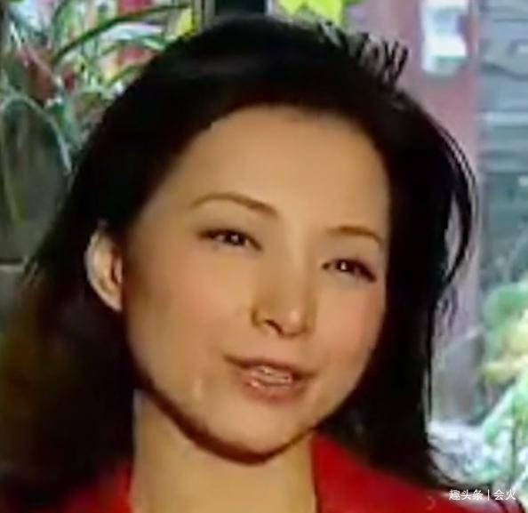 董卿早年节目视频曝光,罕见一袭长发,全程英语对答如流