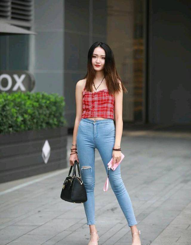 美丽的美女,格纹擦胸,苗条的身材很美