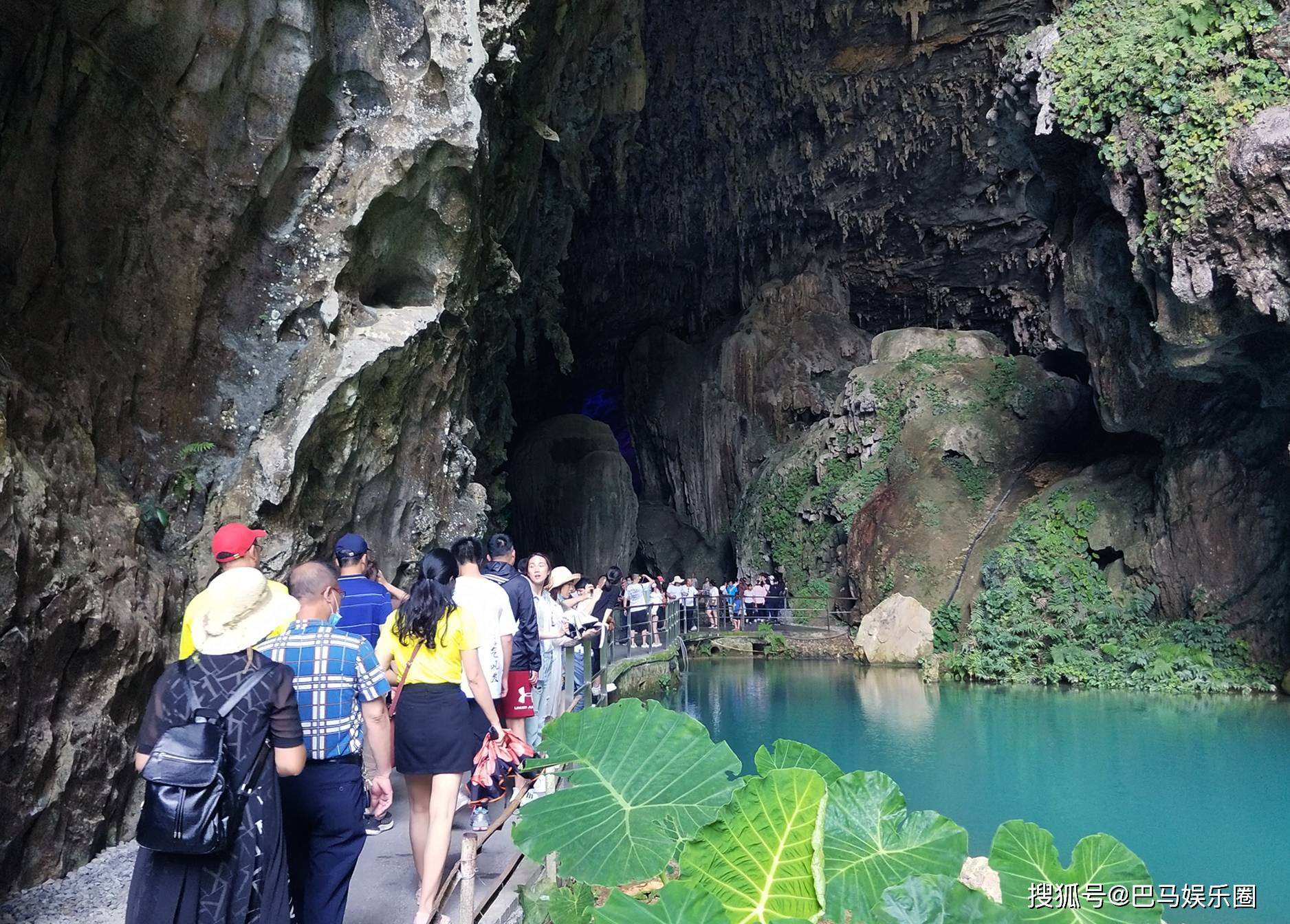 图为游客在百魔洞景区游览.