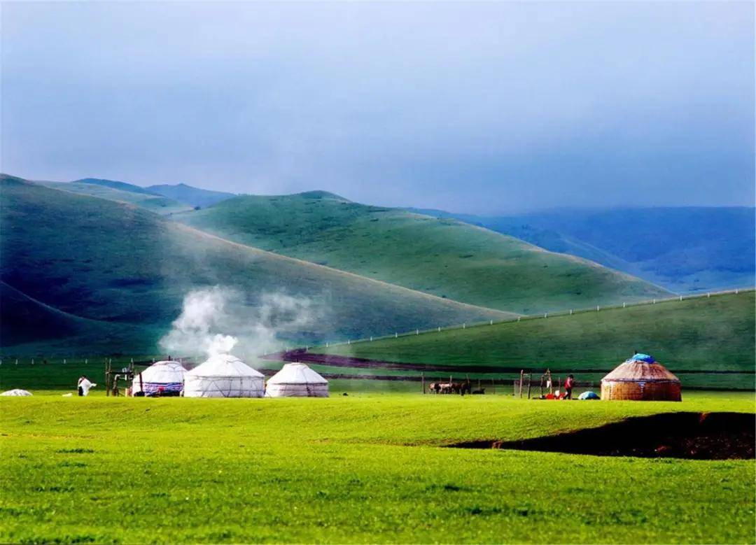 行进在壮美的五色草甸喀拉峻草原上,时而窒息,时而畅快淋漓;远离景区