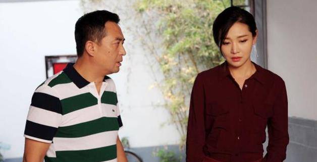 一位贤妻良母,细心照顾整个家庭,凭借这个角色还获得了金鹰奖电视剧最