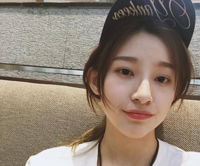 原创央视最美女主持,t台走秀泳裤脱落,采访淡定回应:谁爱看谁看