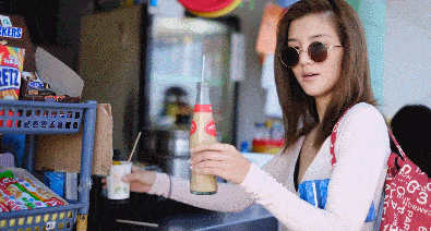 可在好闺蜜程晓玥的视频里,她只是个普普通通的女孩子.