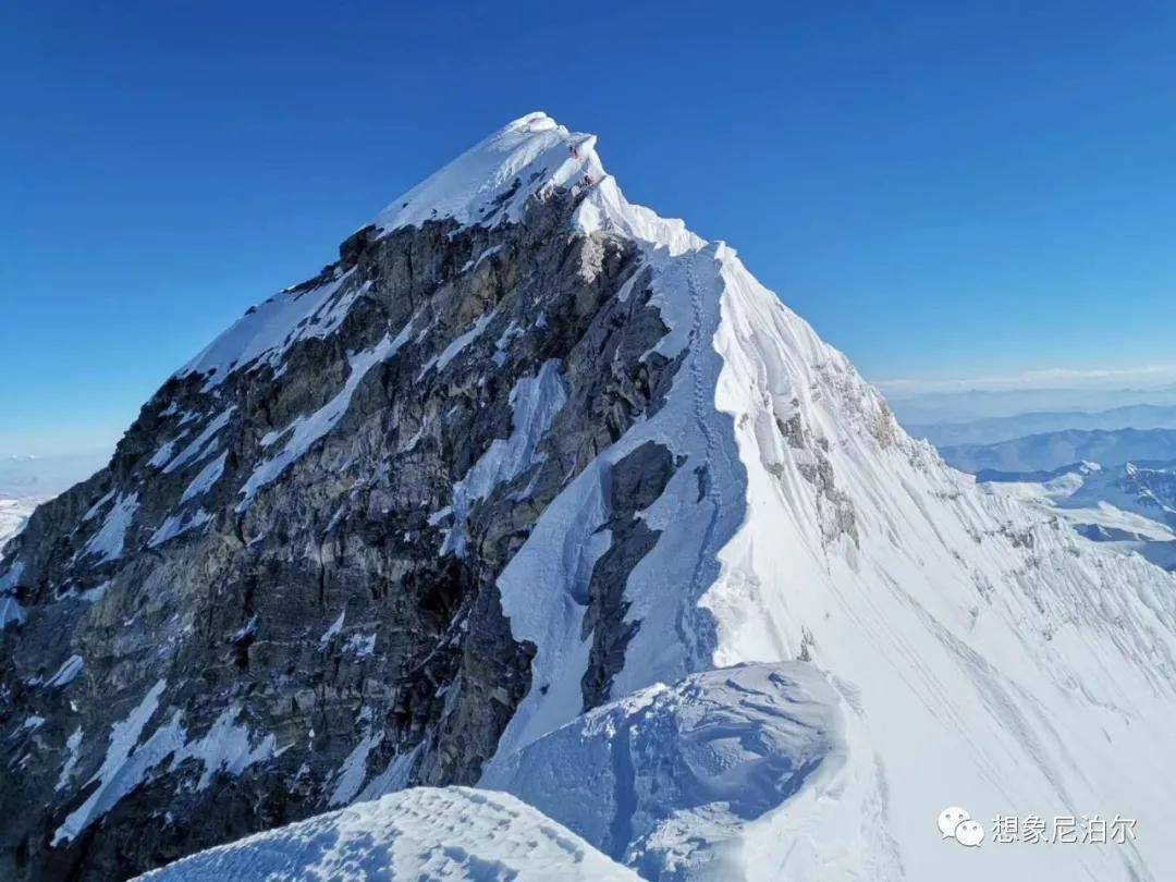 珠穆朗玛峰南坡修路队成功登顶8848.86米顶峰!