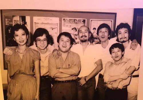 1991年,石天淡出娱乐圈转战商场,开始涉足房地产和金融行业,并取得了