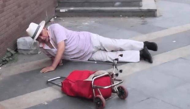 原创沈阳小伙路遇老人摔倒,想扶不敢扶,2人对话让人好笑而又心酸