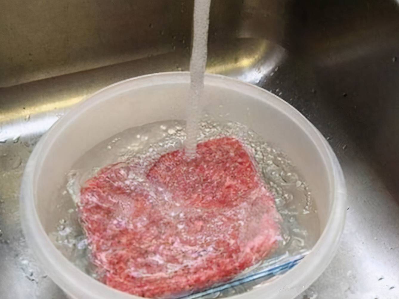 冻肉解冻时新手才用水泡厨师都用这4招解冻完像鲜肉