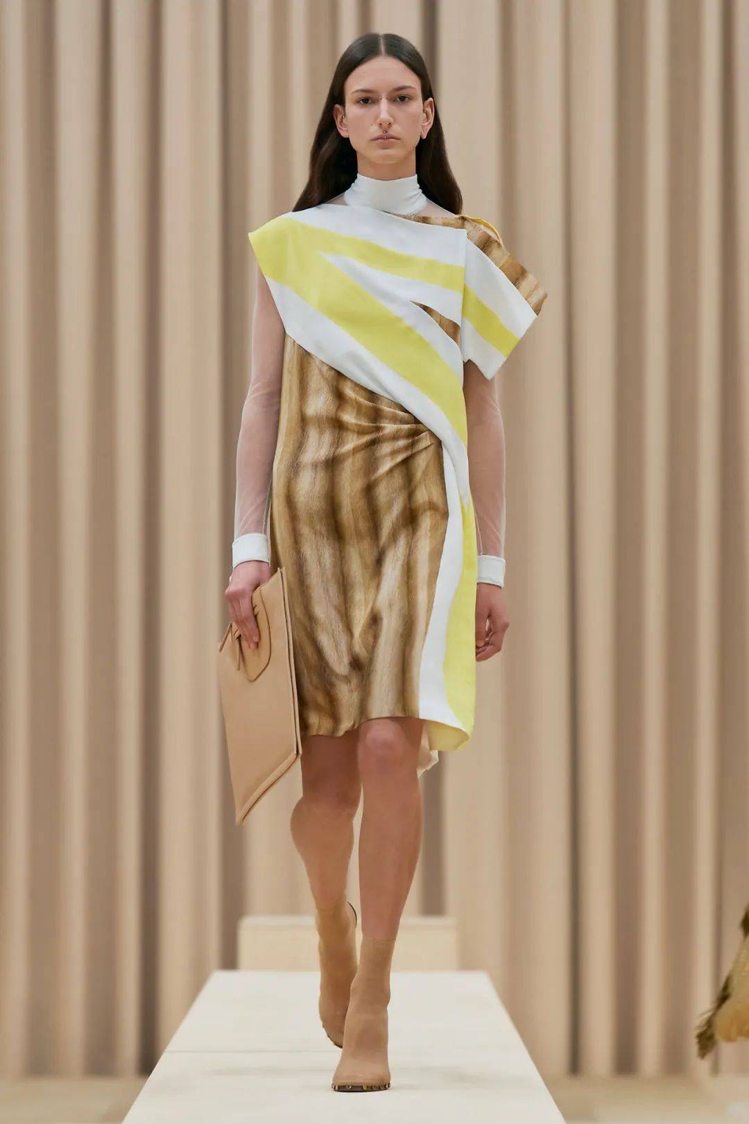 巴宝莉2021秋冬时装秀,四大时装周 被"剪开"的皮草:burberry 2021年秋冬成衣