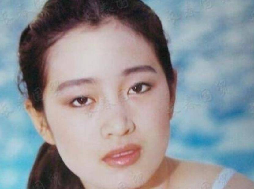 都说巩俐太老了?25岁泳装照曝光后,这颜值和身材着实让人羡慕