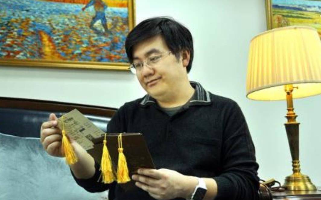 长大以后的赵欣培身材略微肥胖,还有近视眼,鼻梁上会架着一副金丝框