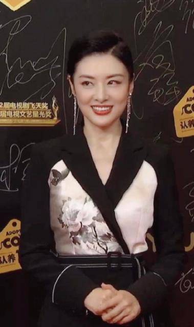 前央视主持人周涛近况曝光,颜值高级不输李思思,气质与董卿不相上下