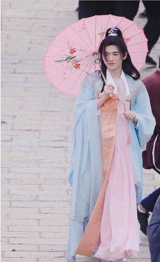 宋亚轩古装路透来袭脸蛋粉扑扑太可爱这是谁家跑出来的千金