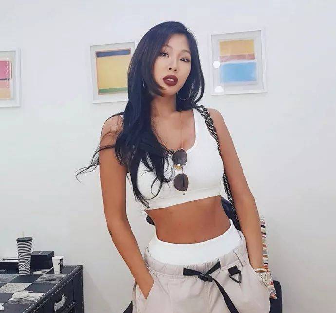 jessi:刘在石都整不住她,甚至要收lisa做女儿