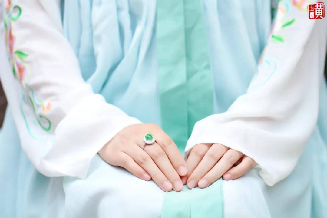 婚后,在夫妻枕下各放六颗许过愿的相思豆,寓意 夫妻同心,百年好合.
