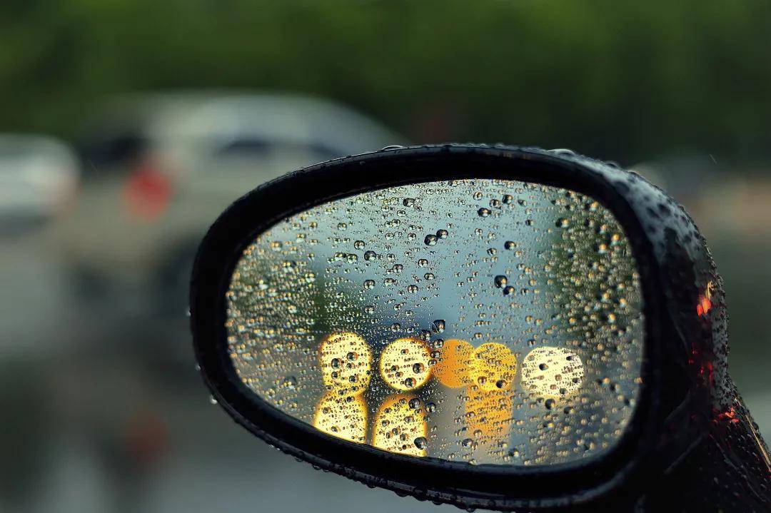 小编特意在这里给大家安利一些 雨天行车tips 及时清理车窗及后视镜