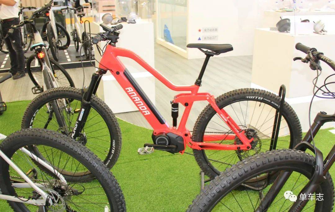 装安乃达m230中置电机的电助力自行车.
