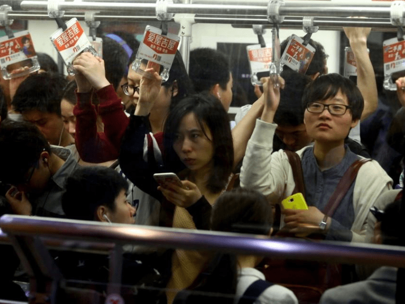 中国最拥挤的地铁站,客流量达84万,被当地戏称"地狱西站"