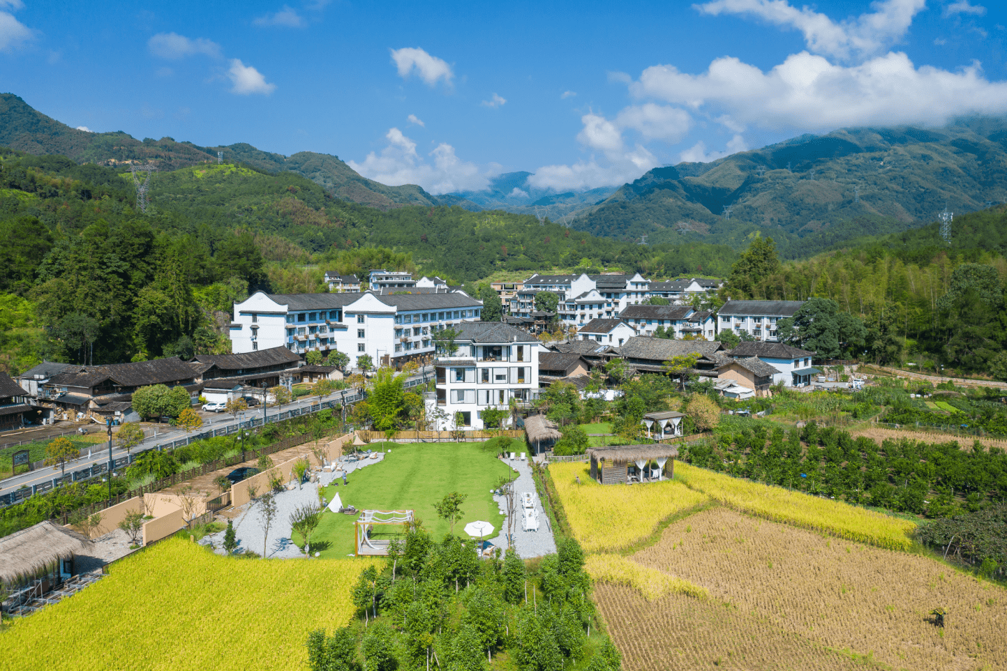 竹里畲乡位于泰顺西北部的山谷里,是藏在泰顺群山中的一凹翠绿,掩映