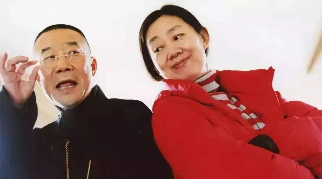 原创66岁李雪健悼念姑妈于蓝,两鬓斑白显憔悴,患癌20年夫人不离不弃