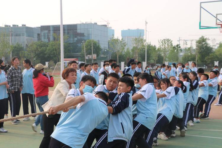 濮阳市绿城中学:一二!一二!拔河比赛!