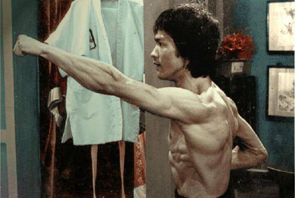 李小龙肌肉照:体脂仅含3%,一秒踢6脚打9拳,后背练出"圣诞树"