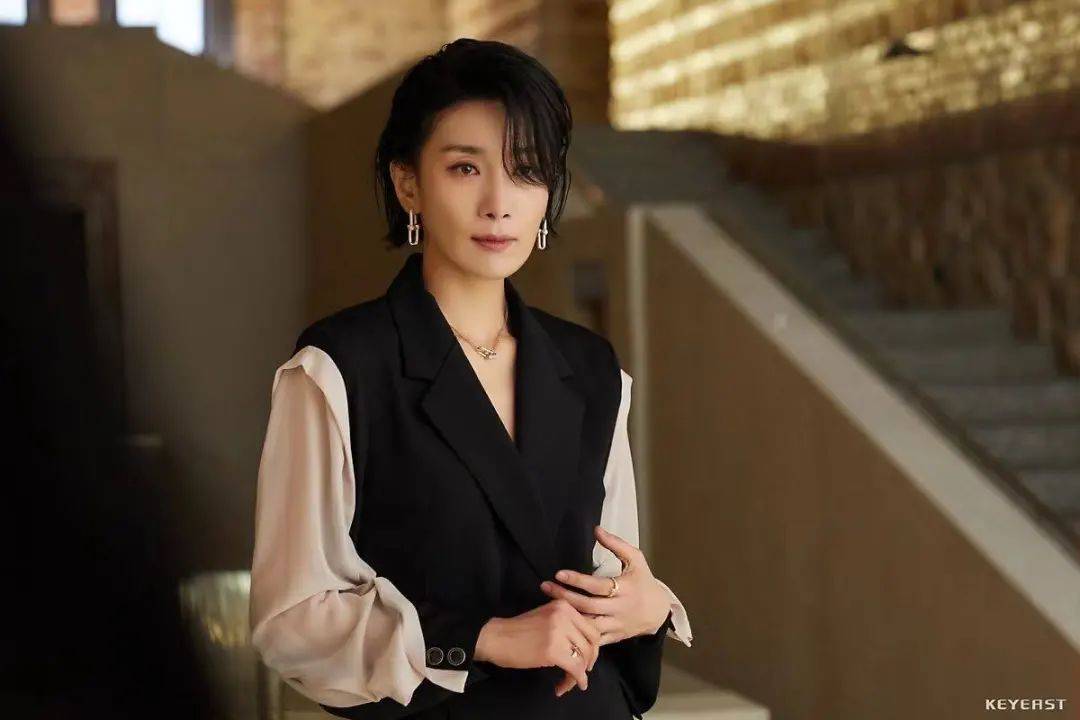 金瑞亨饰演的豪门大儿媳郑瑞贤平日不苟言笑,脸上几乎没有什么情绪