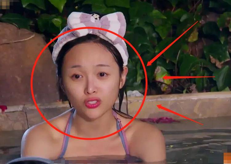 原创吴宣仪太较真?素颜被网友吐槽反差大,发九宫格回怼就是不想化妆