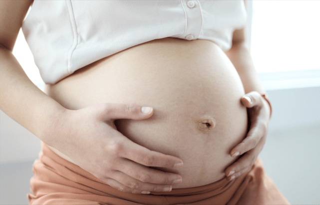 奚梦瑶挺二胎孕肚出席活动,小腹凸出孕味足,一般怀孕几个月显怀