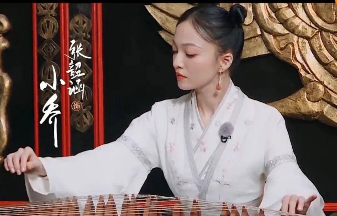 《奔跑吧》女星古装暴露发量,张韶涵丸子头稀疏,baby戴假发包