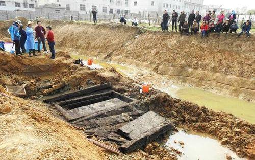 湖北2000年前的"水墓",挖出不腐男尸,出土时关节还可以活动