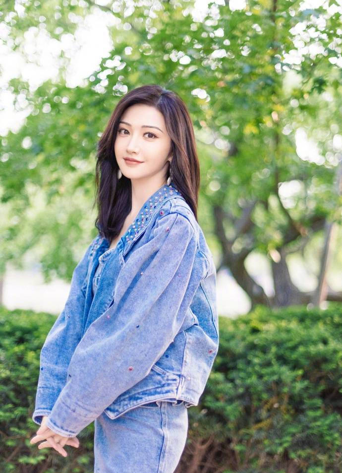 景甜披长发优雅又温柔 一身牛仔套装清新活力