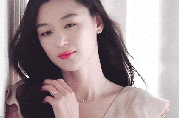 原创被38岁全智贤给惊艳到了,穿西装裙露长腿走路都带风,美的太嚣张