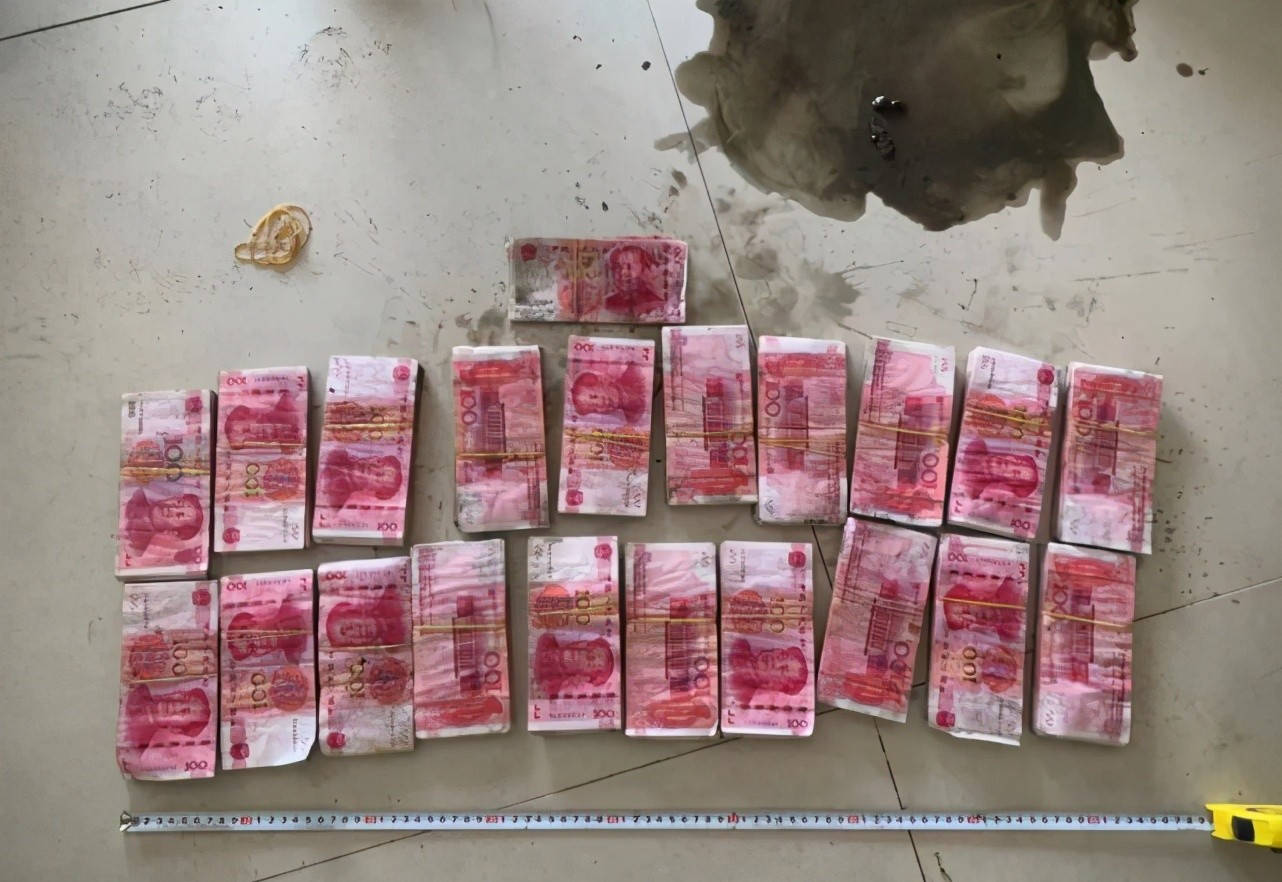 浙江一洗车店下水道捞出203000元现金!