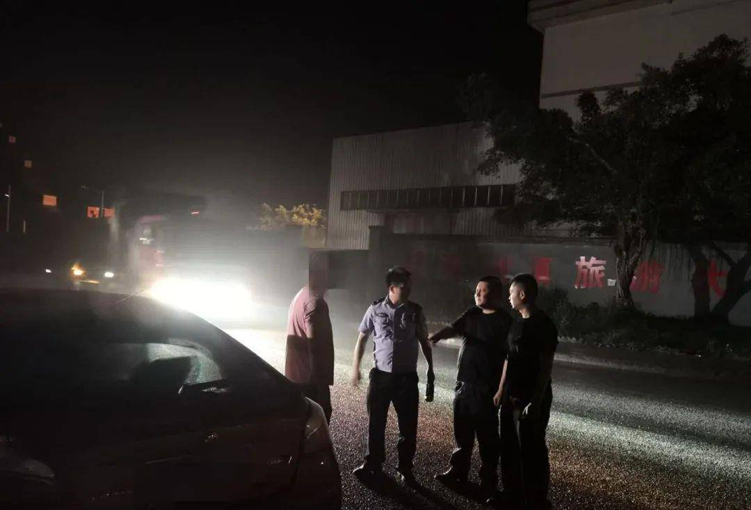 峨边警方深夜出警,紧急搜寻救助轻生女子